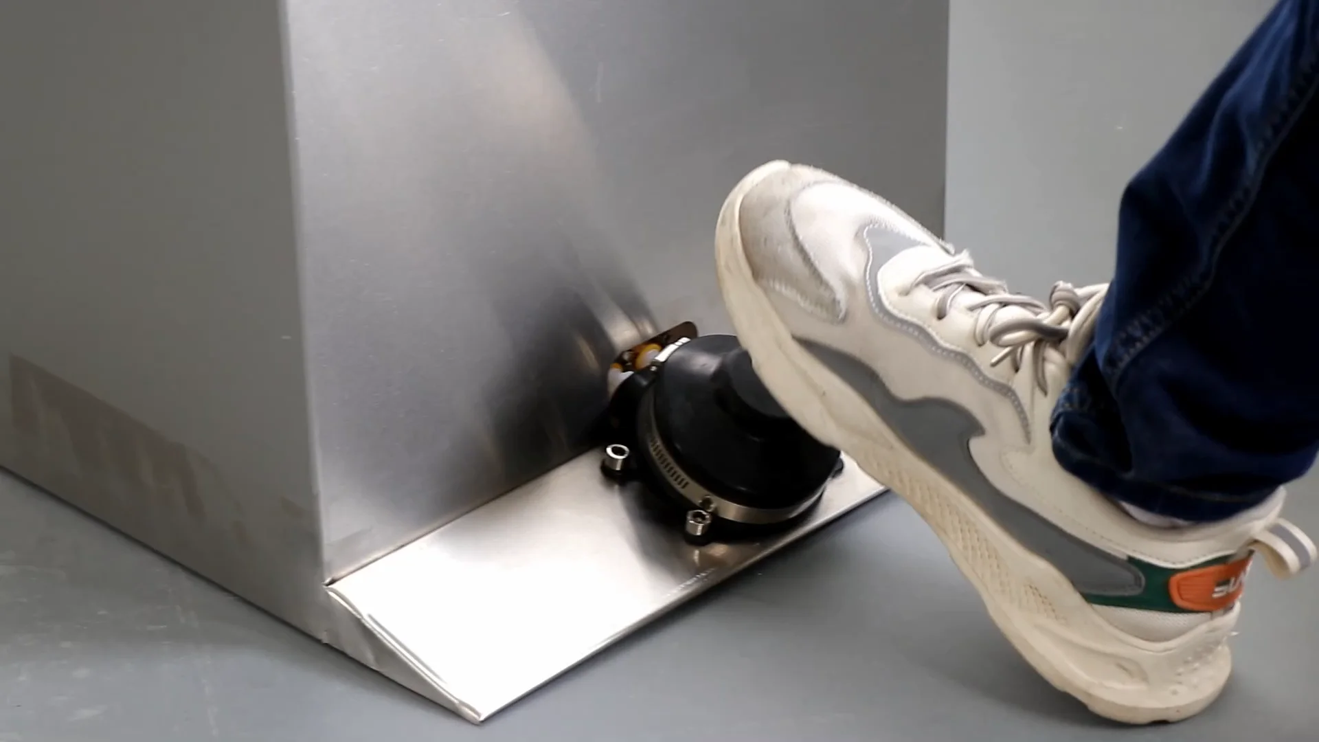 Stainless Steel Unmovable Foot Pedal Foot Operated Mobile Hand Wash Sink Portable Sink Wash Hand