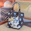 The cat fell in love with fish-buckle bag