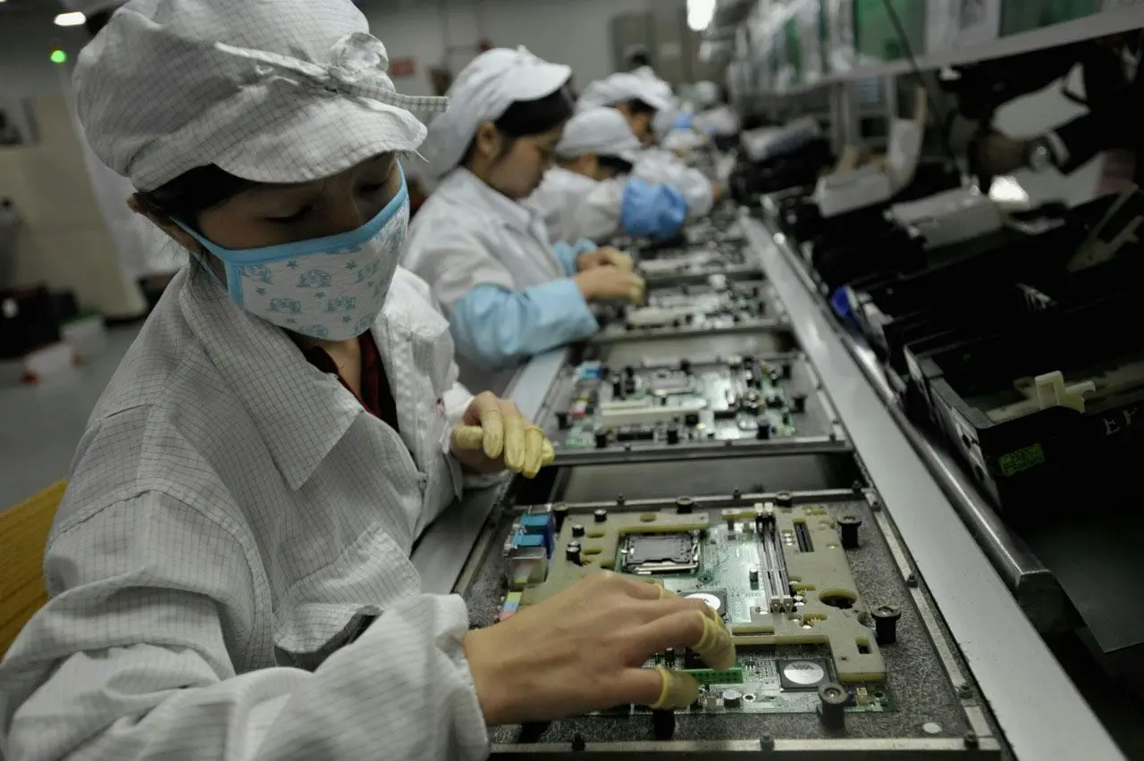 Массовое производство возникло. Завод Фоксконн в Китае. Apple Factory Foxconn. Фабрика Foxconn в Китае. Foxconn завод айфоны.