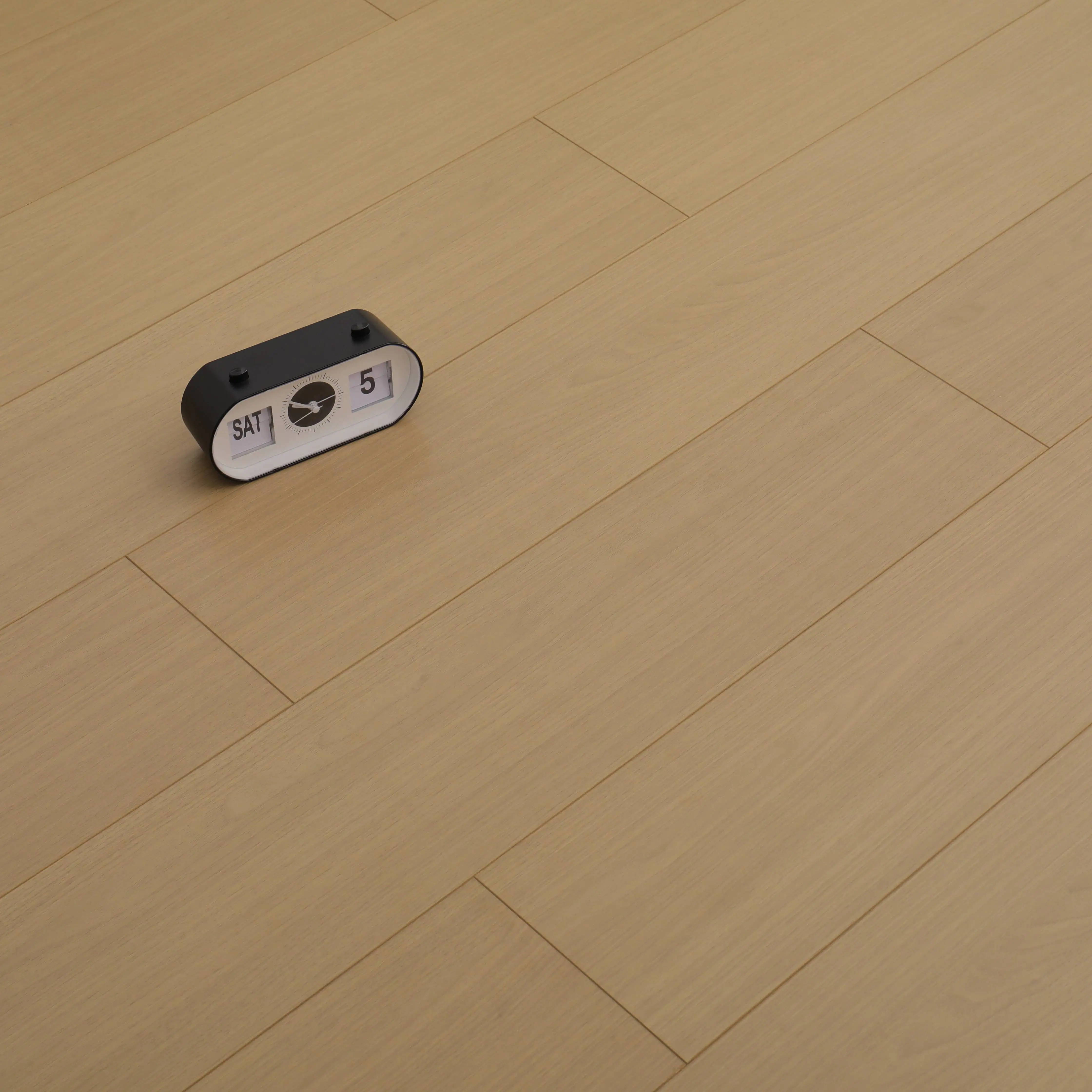 Smooth and Textured Wood Flooring Engineered Flooring Is Wear-resistant and Waterproof