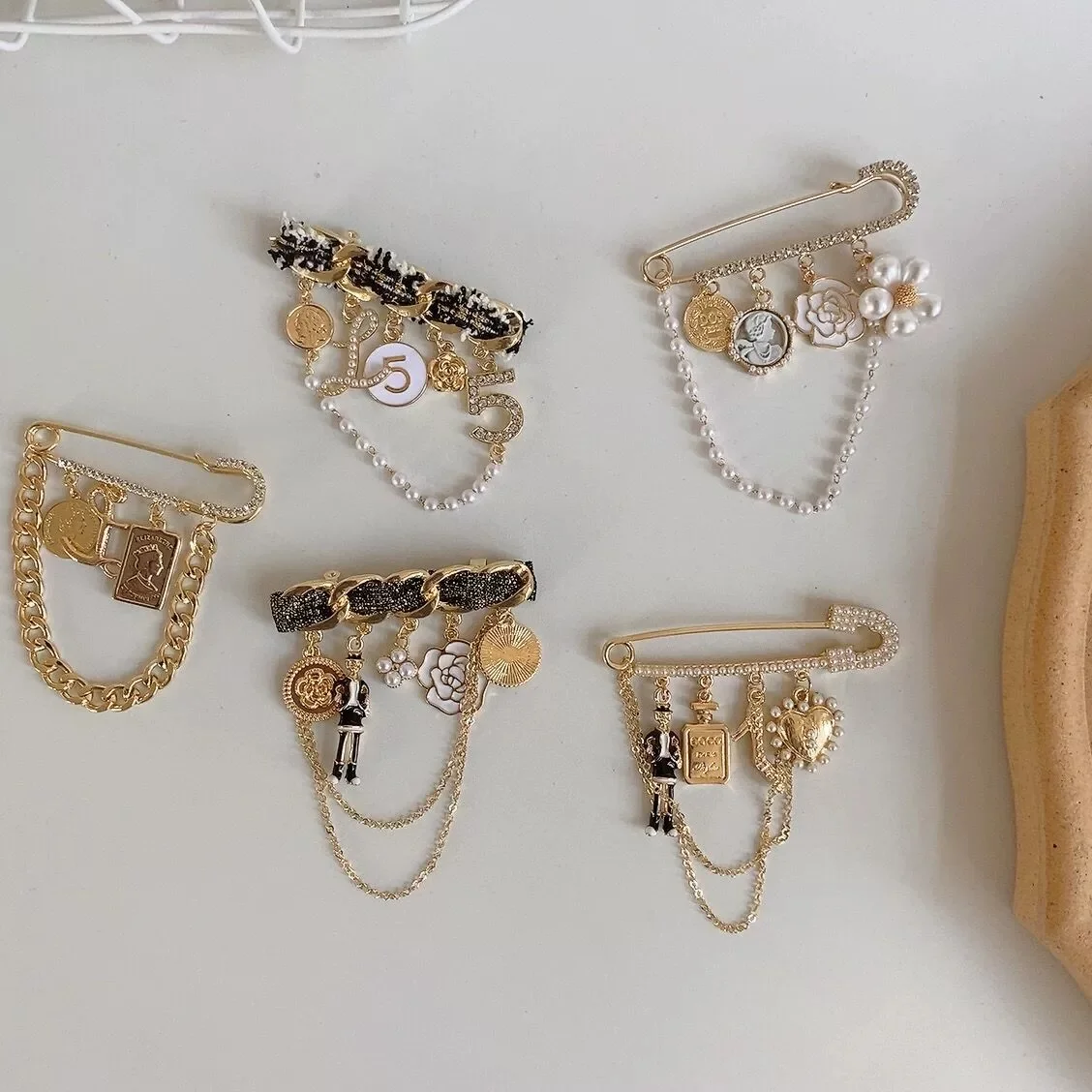 Trendy Jewelry Branded Brooches Brand Luxury Rhinestone In Bulk Enamel Drop  Oil Scarf Designer Inspired Brooch - Buy Branded Brooches,Brooch Pearl,Designer  Inspired Brooch Product on Alibaba.com