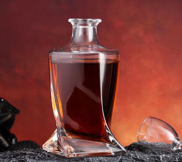 New Design Empty 750ml Unique Twisted Whiskey Tequila Decanter Glass  Bottle Custom  Glass Spirit Bottle with Glass Stopper