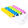 Une boîte de rangement en plastique (couleur aléatoire)