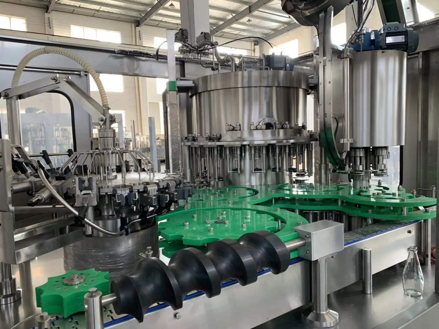 Brandy Whisky Rum Mezcal Gin Vodka Chinese Liquor and Sake Wine Filling Machine