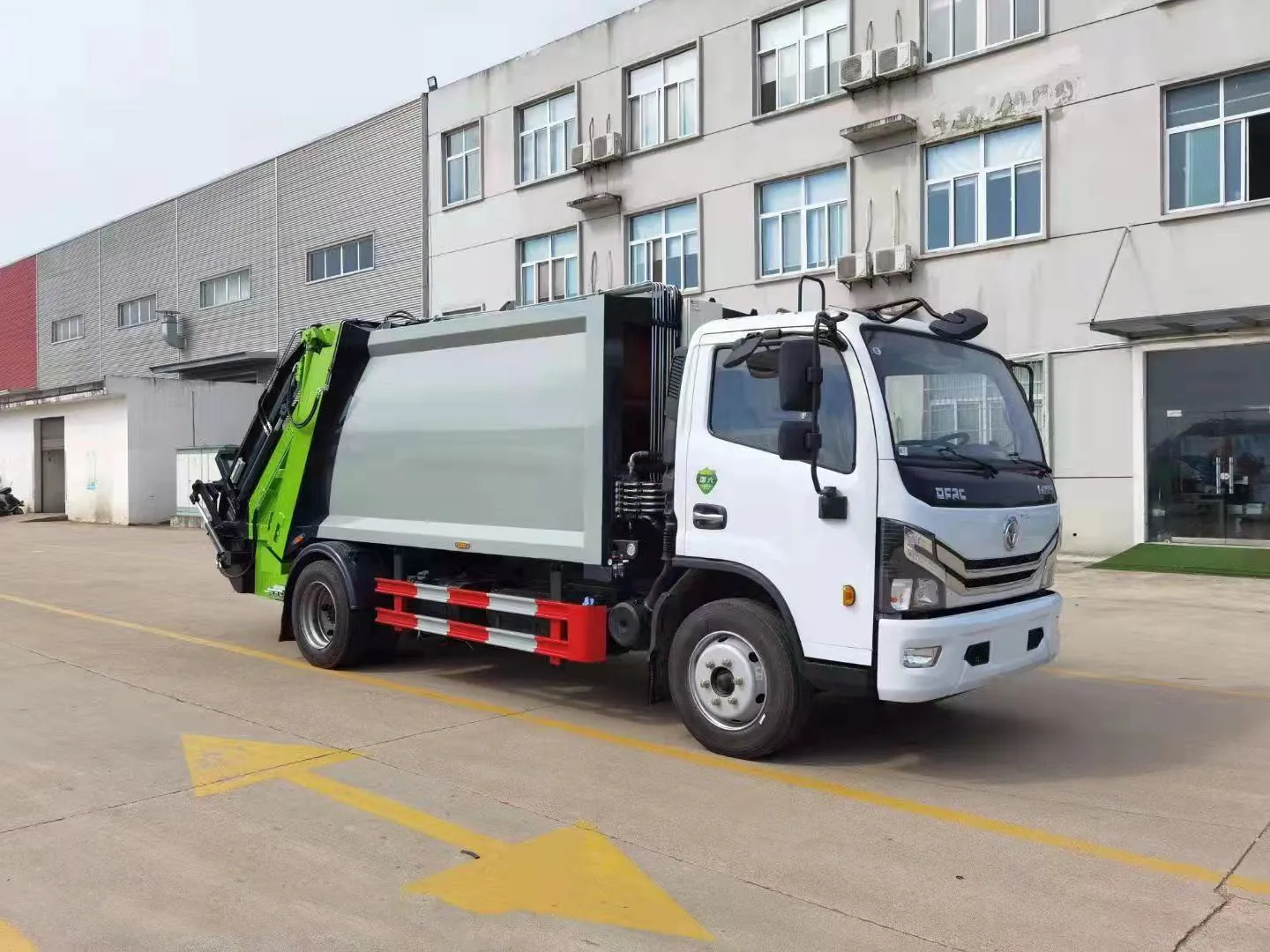 Dongfeng 4*2 8 кубических метров уплотнительный мусоровоз для