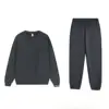 Conjunto de sudadera de cuello redondo y joggers gris oscuro