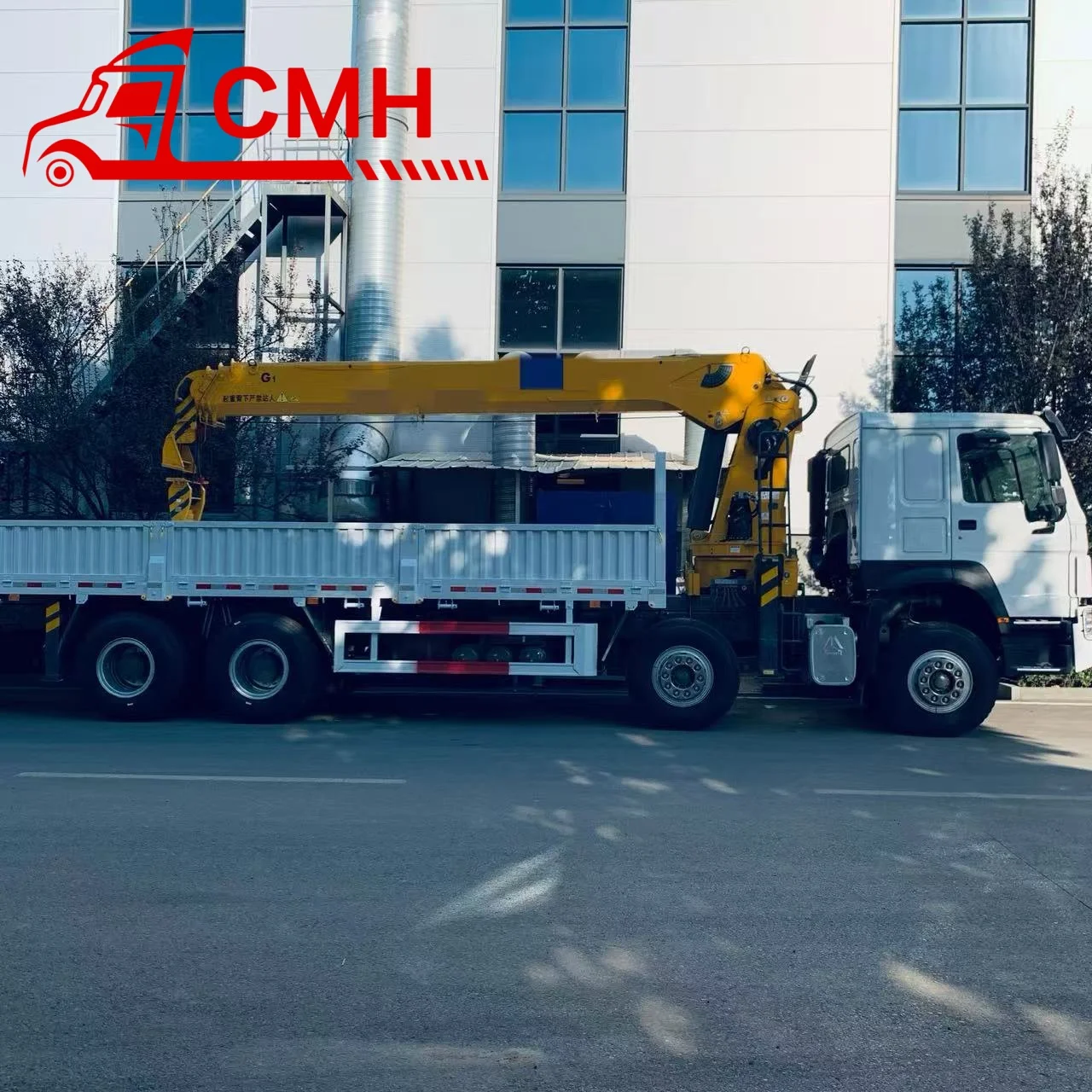 Camión de carga con descarga automática HOWO 8x4 400 HP con grúa telescópica montada en 12 brazos, disponible para la venta