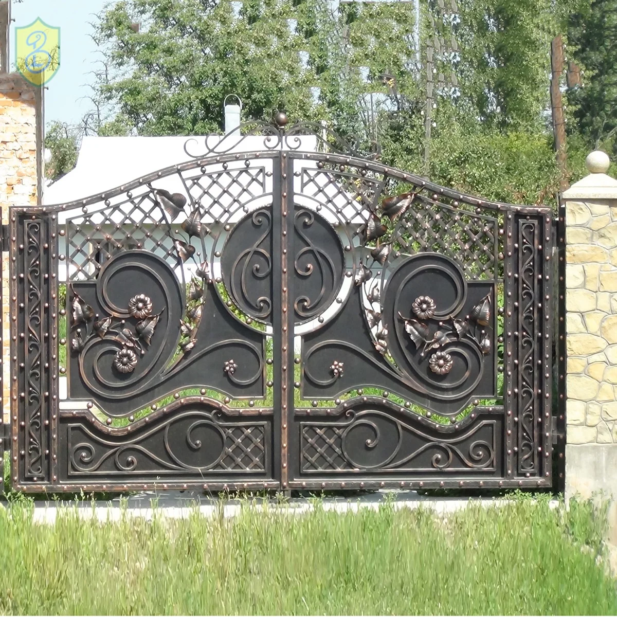 High Quality Wholesale Wrought Iron Fence Panel and Mesh Gate Heat Treated Cheap Iron Fence Gate
