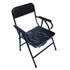 Silla cómoda negra con respaldo cuadrado.