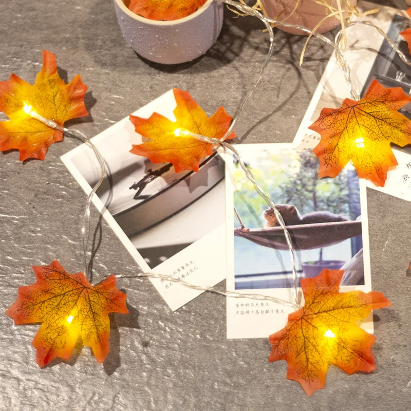 Couronne Automne Avec Guirlande LED - 40 Cm Feuilles D'érable Artificielles + 50 LED Blanc Chaud à Piles