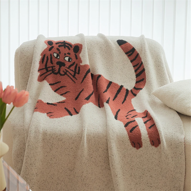 New design light weight 100% polyester cute tiger jacquard knitted throw blanket for winter home decoration sofa and travel FSH factory