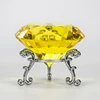 Soporte amarillo y plateado
