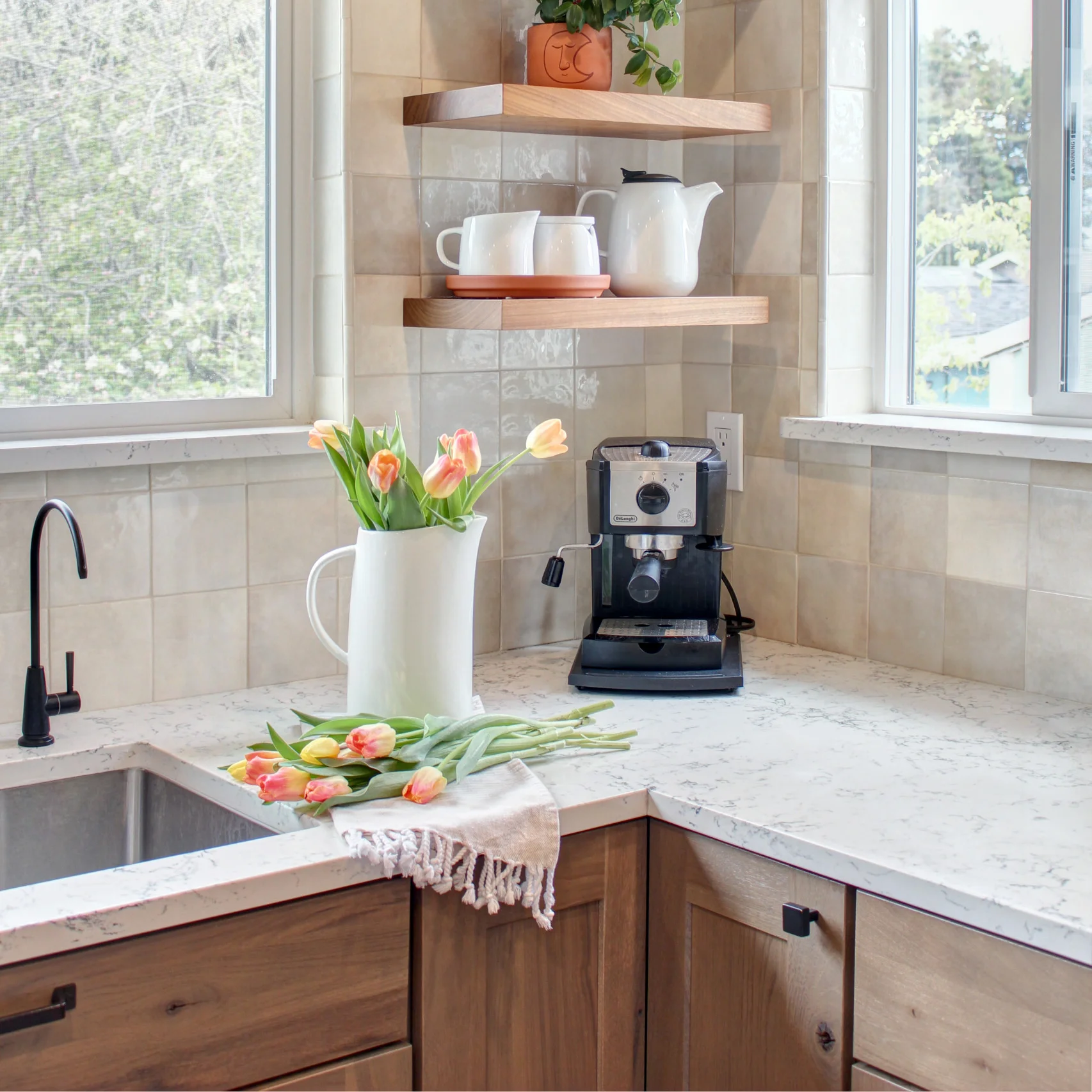 CBMmart Factory Direct Free Design Customized Lacquer Kitchen Pantry Furniture Classic Cherry Wood Solid Wood Kitchen Cabinets