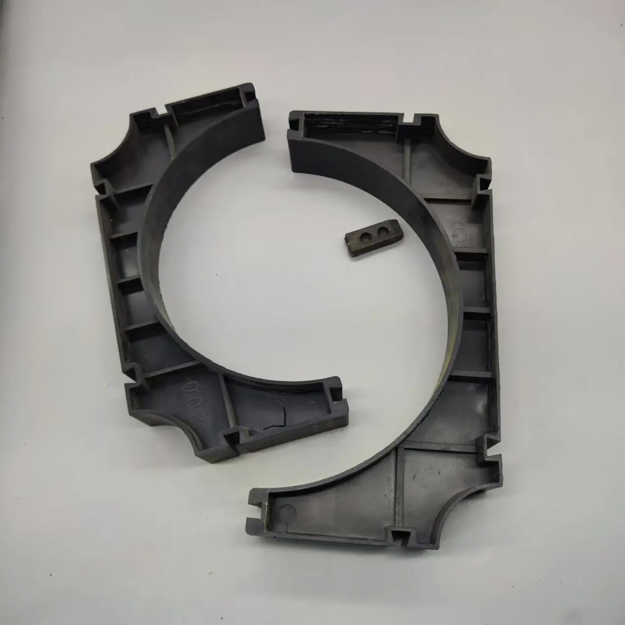 Plastic Conduit/Pipe Spacers and Pipe Separated Spacers for Building Materials