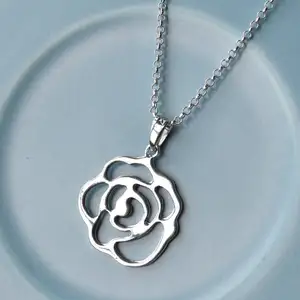 Wholesale 18K Rhodium Plated 925 Sterling Silver Necklace for Women Casual Style Rose Quartz Flower Charms Rose Necklace