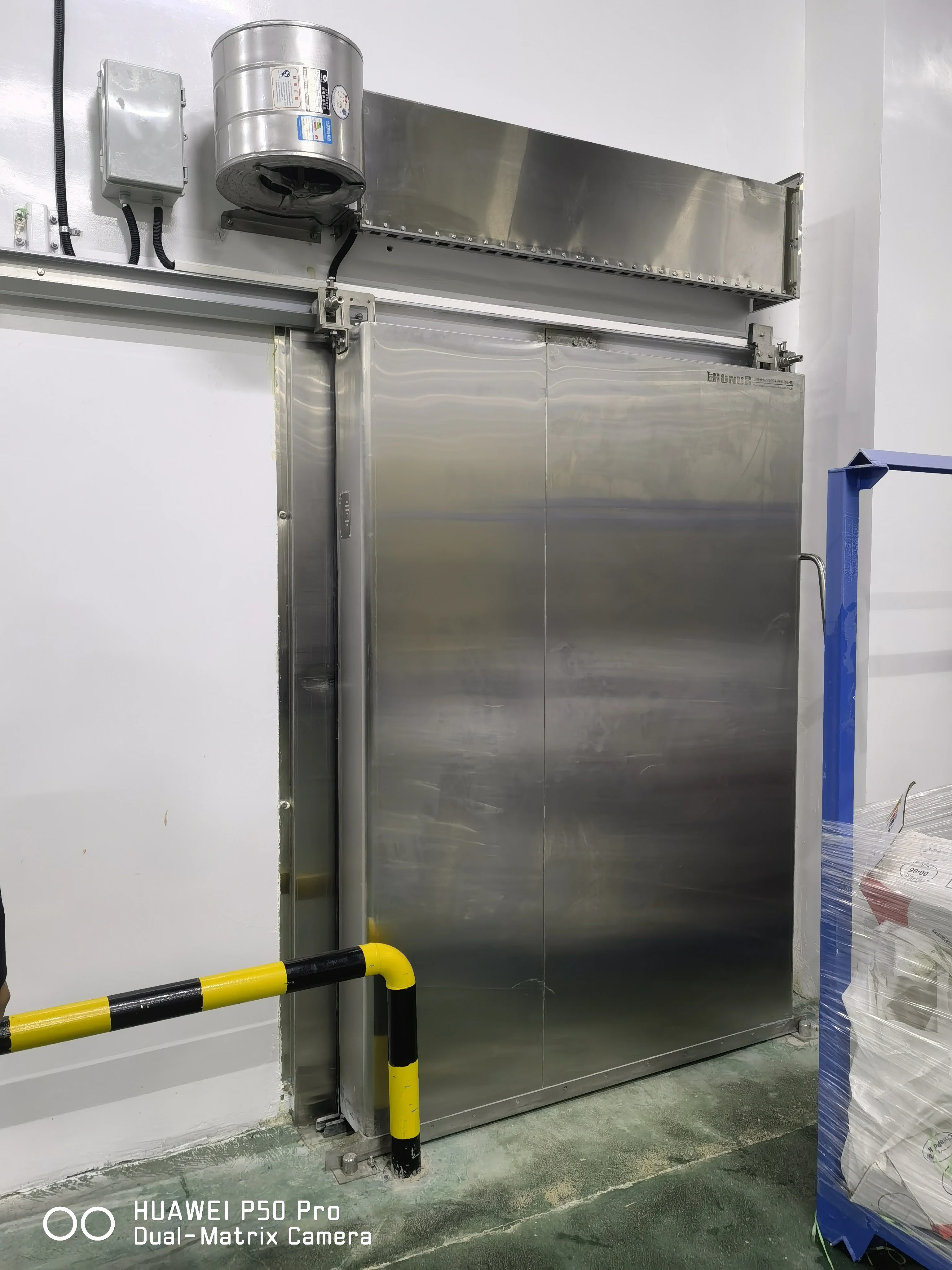 Automatic insulated sliding cold storage doors for frozen food facilities