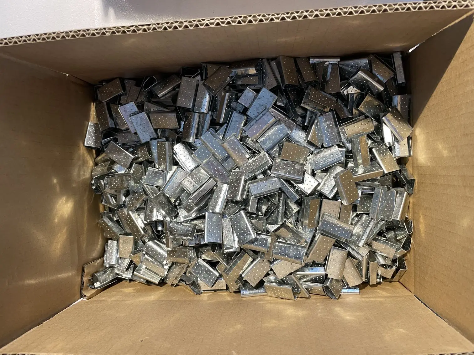 Китайский прямой производитель зазубренного уплотнительного зажима для ПП и ПЭТ полиэфирных пластиковых ремней, пряжки, упаковочные зажимы для лент