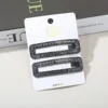 Conjunto rectangular negro de dos piezas con diseño de diamante cuadrado.