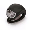 Carcasa negra con luz blanca.