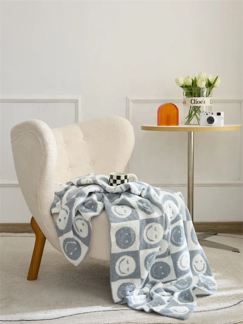 Comfortable and cute 100% polyester fiber knitted blankets can be used for home life or outdoor carrying qpgxl factory