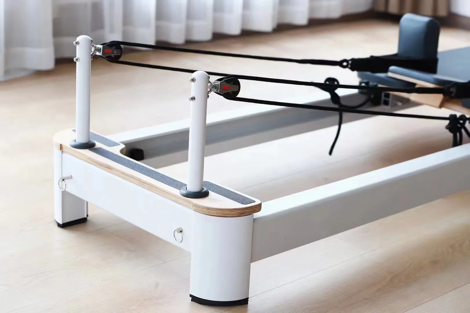 白いピラティスリフォーマーボックスとジャンプボードピラティス