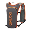 Gris oscuro con naranja -
