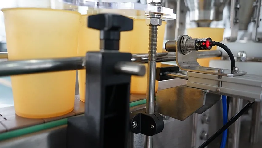 Автоматическое взвешивание пластиковых / стеклянных бутылок может баночки специй машина для розлива закусок