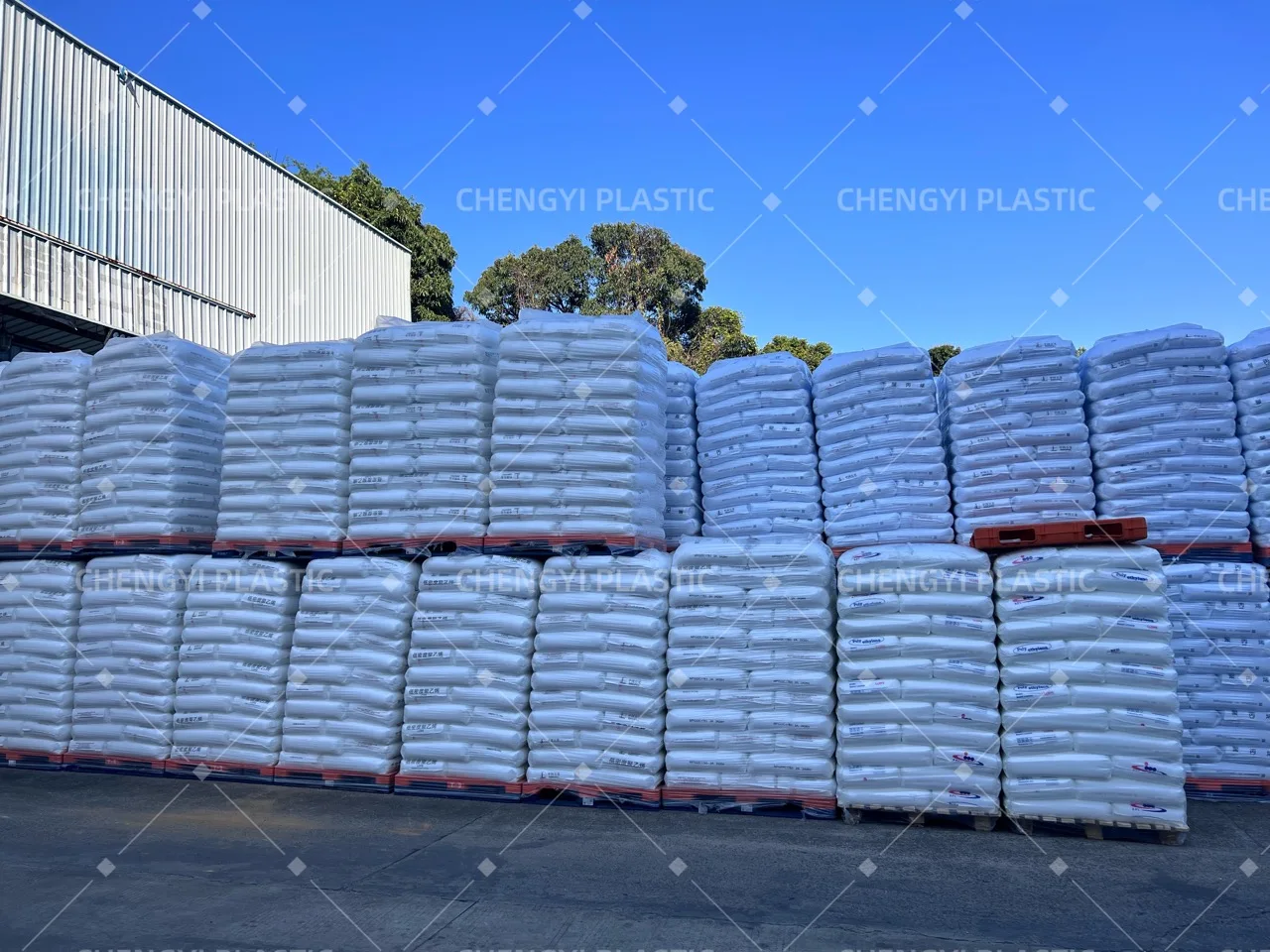 Заводская дешевая цена пластиковые смолы низколетучие гранулы пластиковое сырье PBT 4815