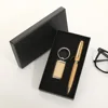Set portachiavi + penna firmata in due pezzi