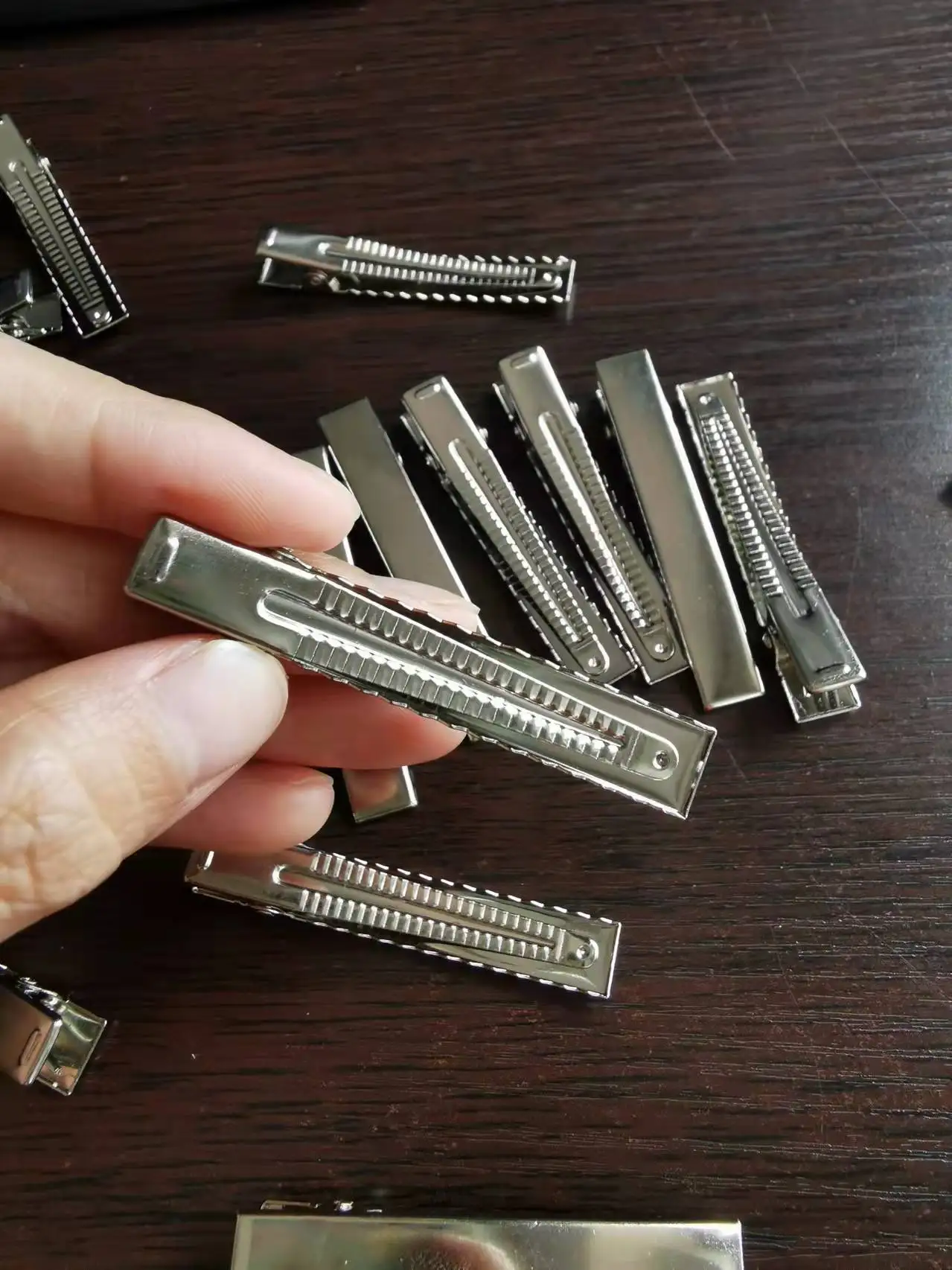 Оптовая продажа плоские металлические Пружинные зажимы для волос 60