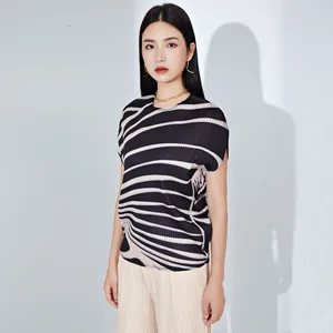 2025 Summer Women's Top Striped Round Neck Loose Batwing Sleeve  Fashionable Pleated Short Sleeve T-shirt