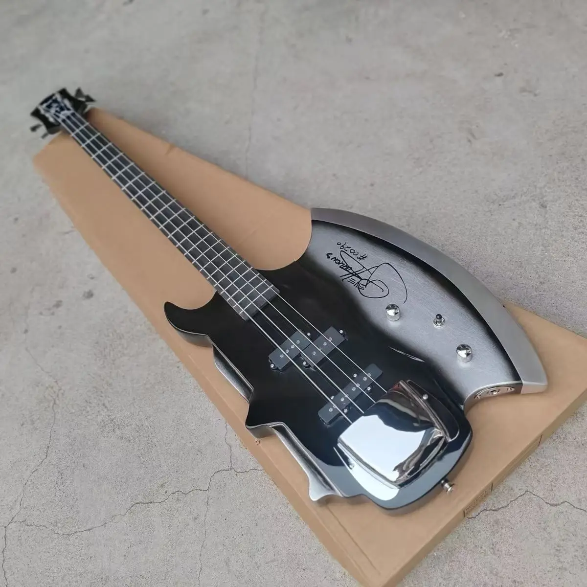 Custom-made High-End Professional Four-String Axe Pj Bass Guitar