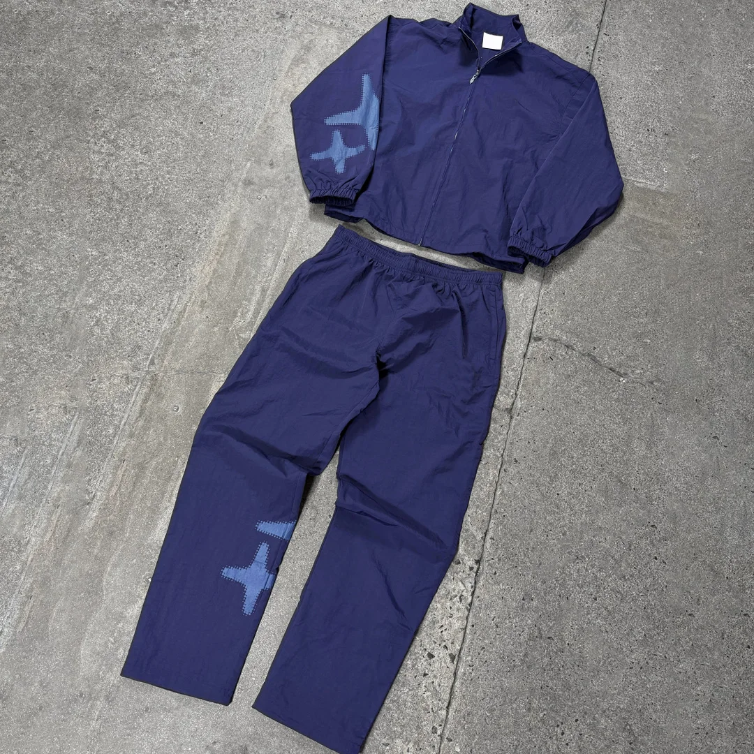Specialtilpasset, moderne nylon-tracksuit til mænd: Jakke med kort stående krave og silkskærm-tryk samt bukser med elastisk talje og bredt ben – to-delts sæt til samlede OEM-bestillinger.