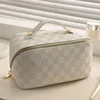 Chessboard-patterned pillowcase (white)