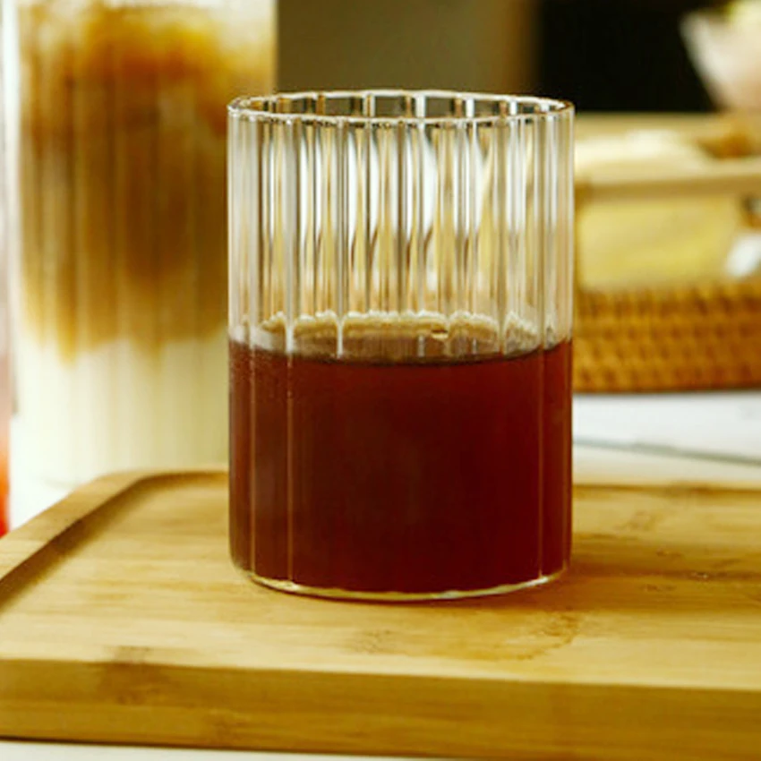 Термостойкие недорогие стеклянные чашки для кофе со льдом прозрачные бокалы холодного напитка с вертикальной полосой ручной