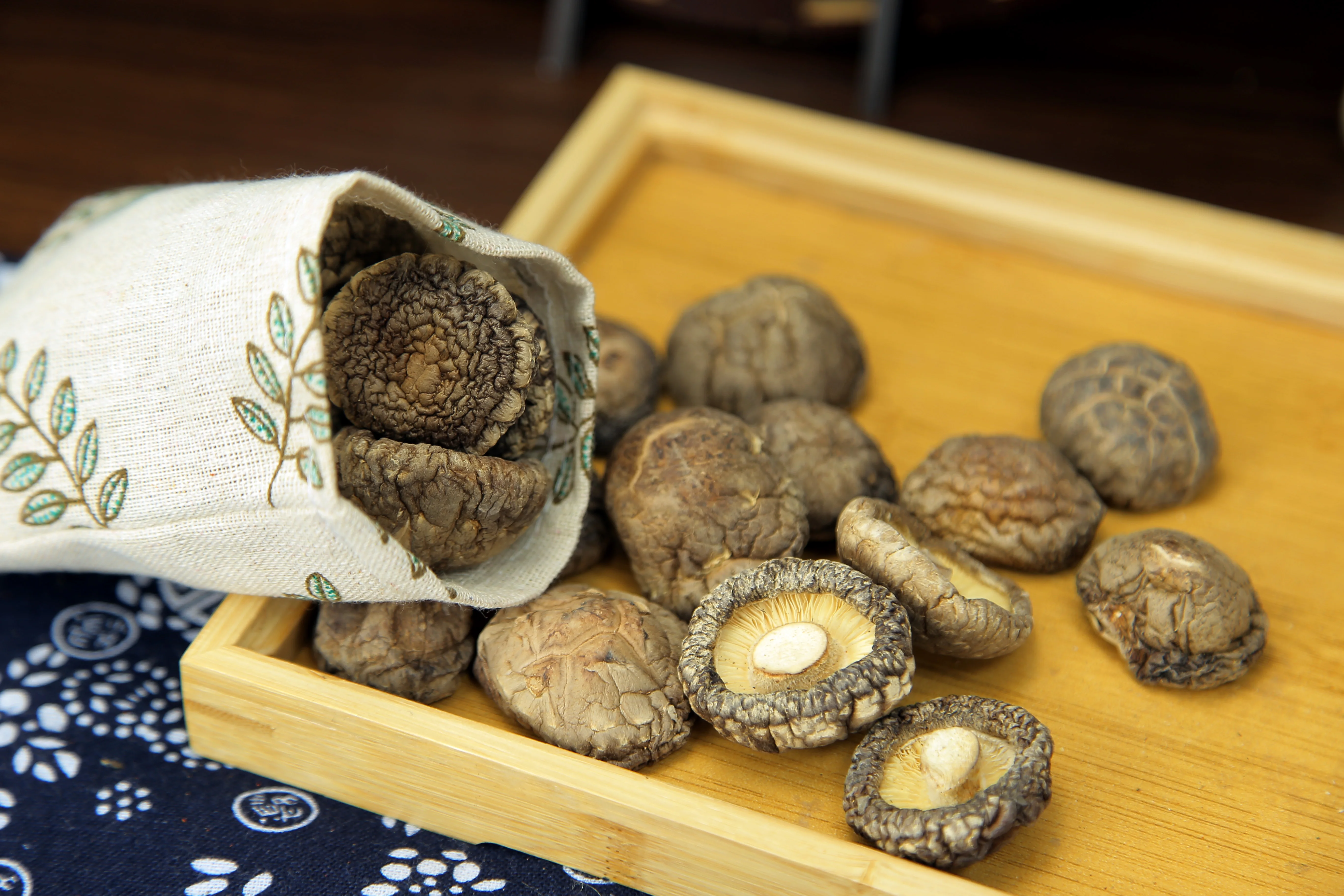 Оптовые поставщики специй, купить грибы Shiitake, органические сушеные грибы Shiitake для продажи, вьетнамские экспортеры