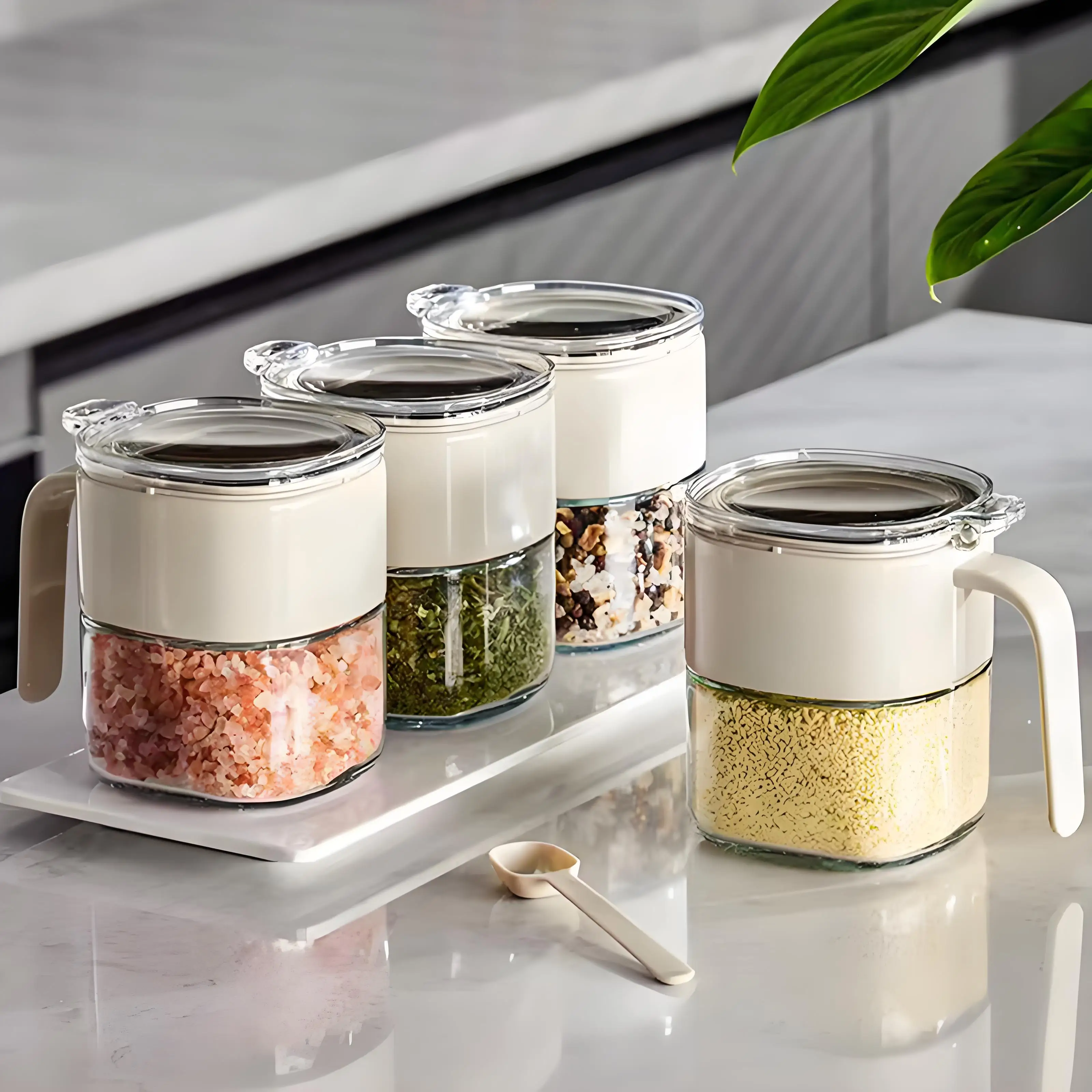 Populære plastikkbeger med uttakbar beholder til krydder, sukker, salt, pepper og krydderbeholder med skje