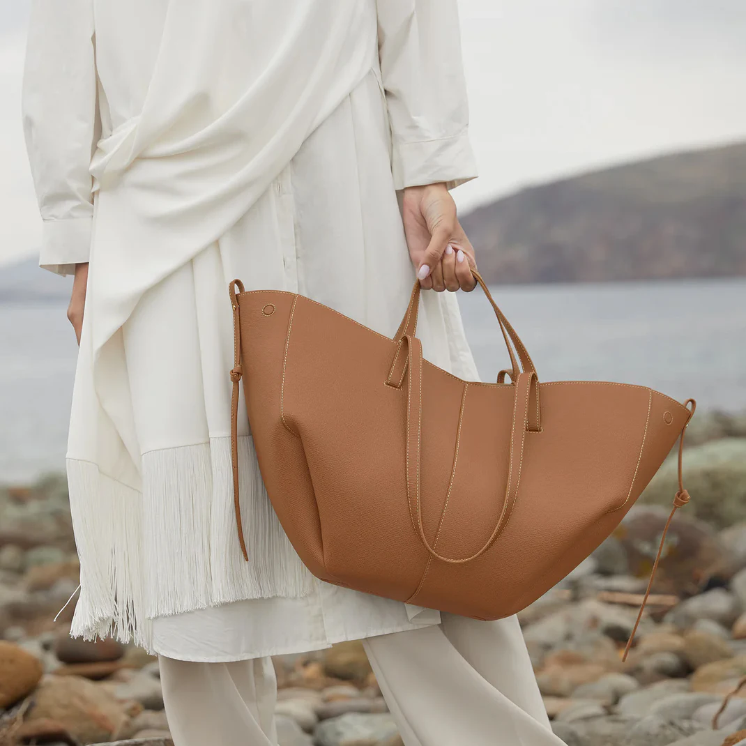 2025 personnaliser sac fourre-tout de haute qualité pour femmes sacs à main  en cuir de veau élégant coude sac luxe dames sculpté fourre-tout avec Logo