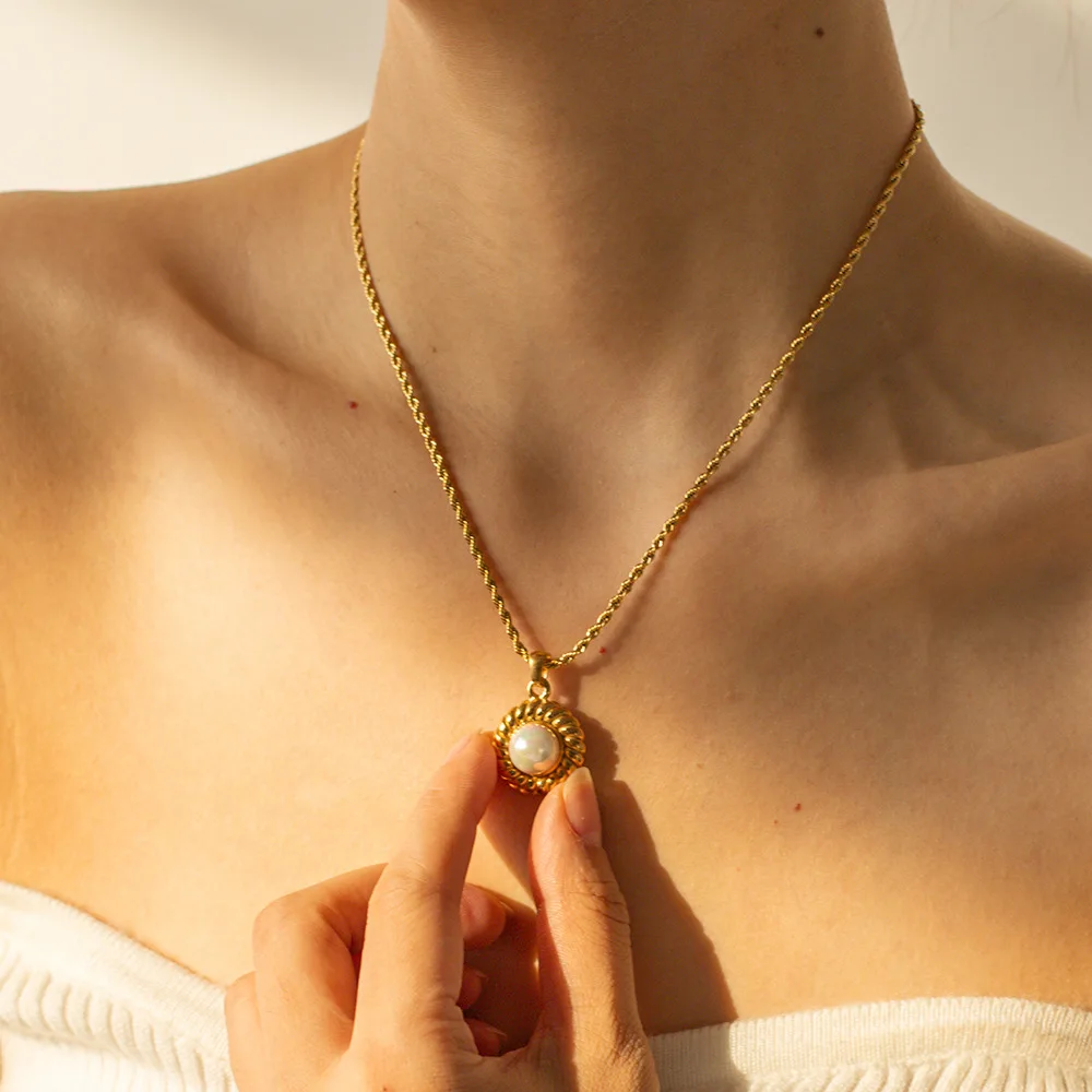 Retro Jewelry Twisted Croissant Round Pearl Pendant Necklace 18K Gold Plated Stainless Steel Pearl Pendant Necklace