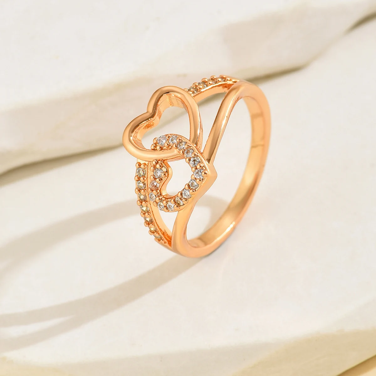 Cincin bentuk hati wanita, desain cincin emas jari wanita