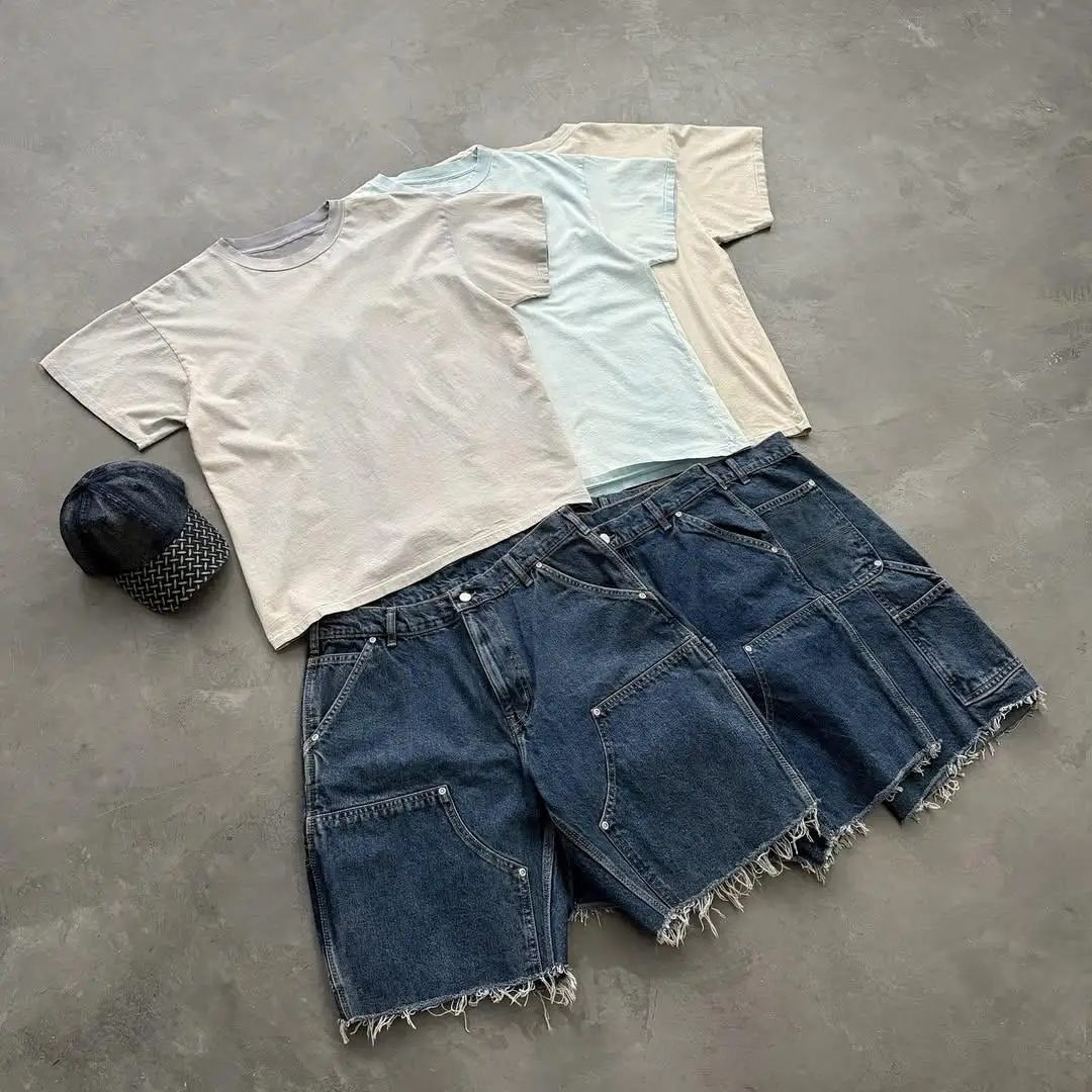 Niestandardowy zestaw męski w stylu vintage streetwear: koszulka + spodenki denimowe z wieloma kieszeniami i frędzlami; możliwość personalizacji nadrukami lub haftem