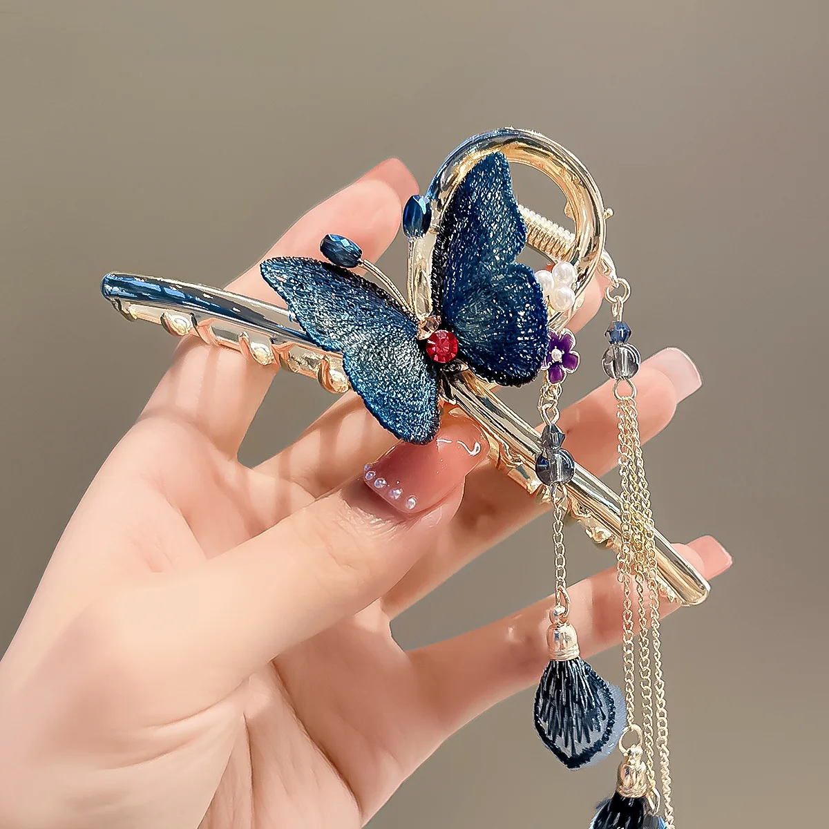 Big Butterfly Hair Clips - Stylish Metal Claw Accessories display picture 1