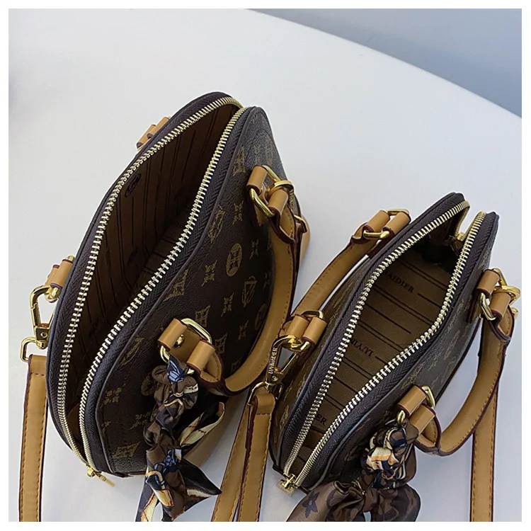 High-end Women’s Summer 2026 New European American Vintage Printed PU Shell Classic Single Zipper Shoulder Handbag All-match