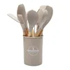 Juego de 12 piezas de utensilios de cocina color caqui.