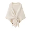 Mantón con hebilla triangular