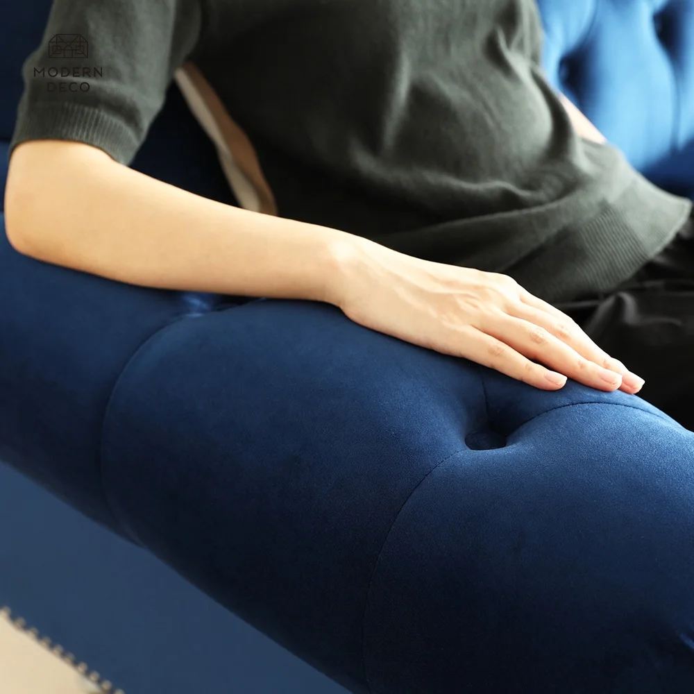 Gömbölyű karfa sötét szürke szürke kék keskeny Chesterfield samúr kanapé futón tárgyakkal diamant alakúan