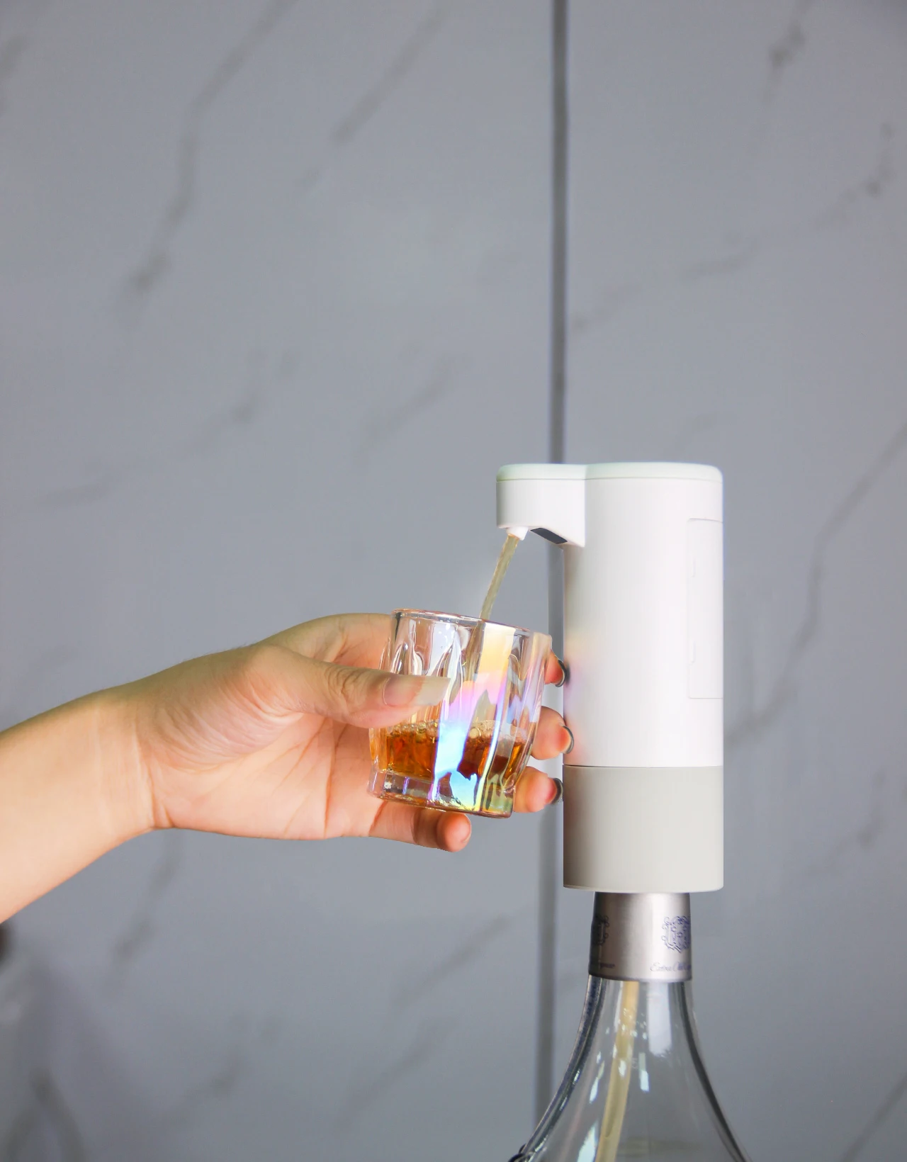 Smart Gadgets Automatic Self Dispense Drinking Water Alcohols Self Dispense Machine Electric Wine Dispenser Automatic