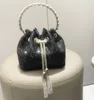 Negro, pequeño.