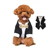 Nœud papillon doré et costume noir