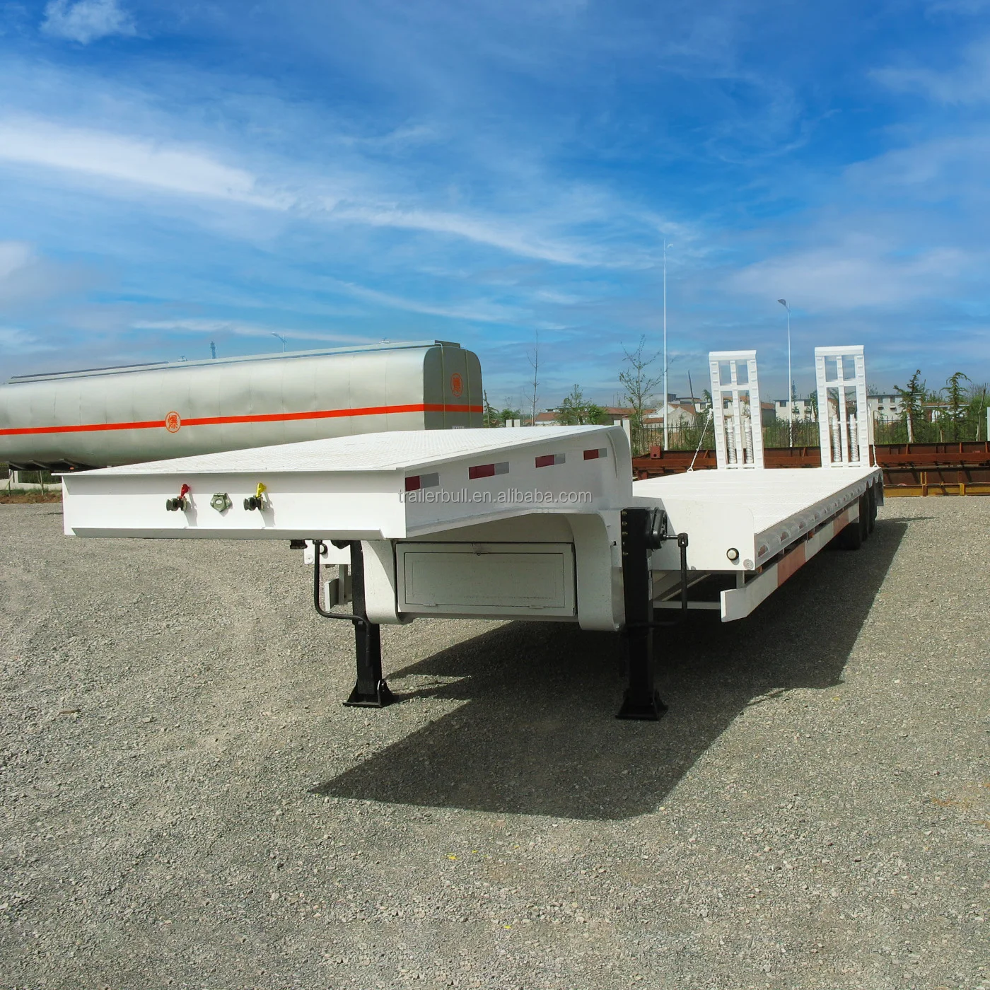 14m 60T Capacity 3 Axles Fixed Gooseneck FGN Low Bed Semi-Trailer with 10m Cargo Deck for Crawler Machine Transit